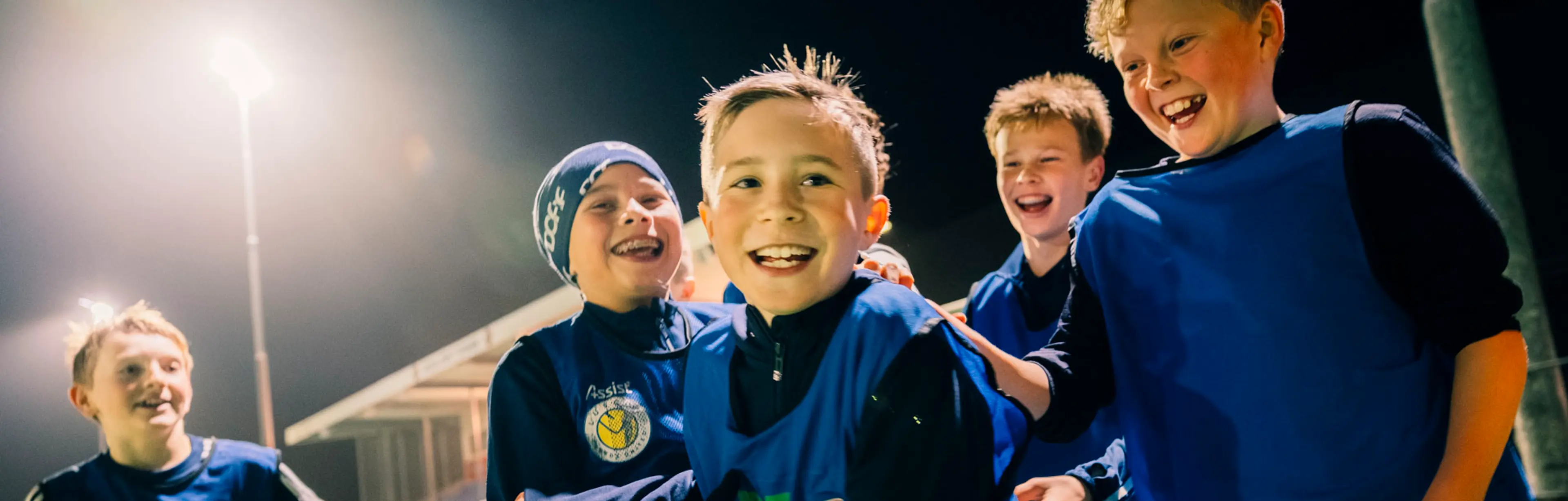 Lykkelige barn som løper over gresset