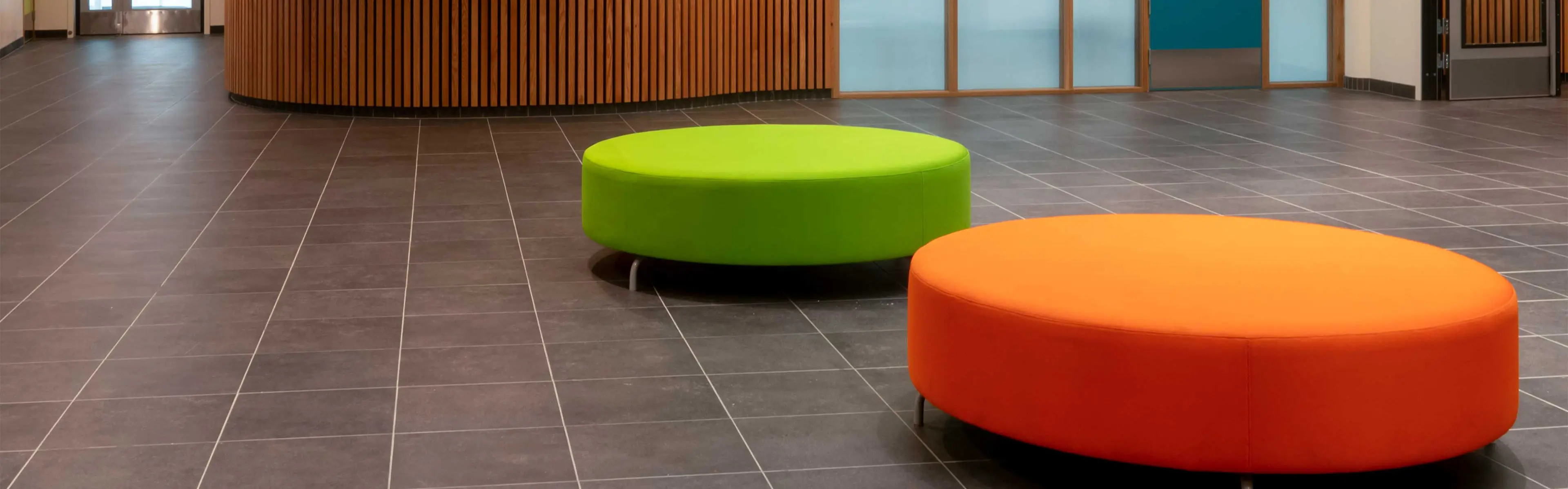 Møbler på Vest-Lofoten VGS, levert av Norengros NB Engrosd