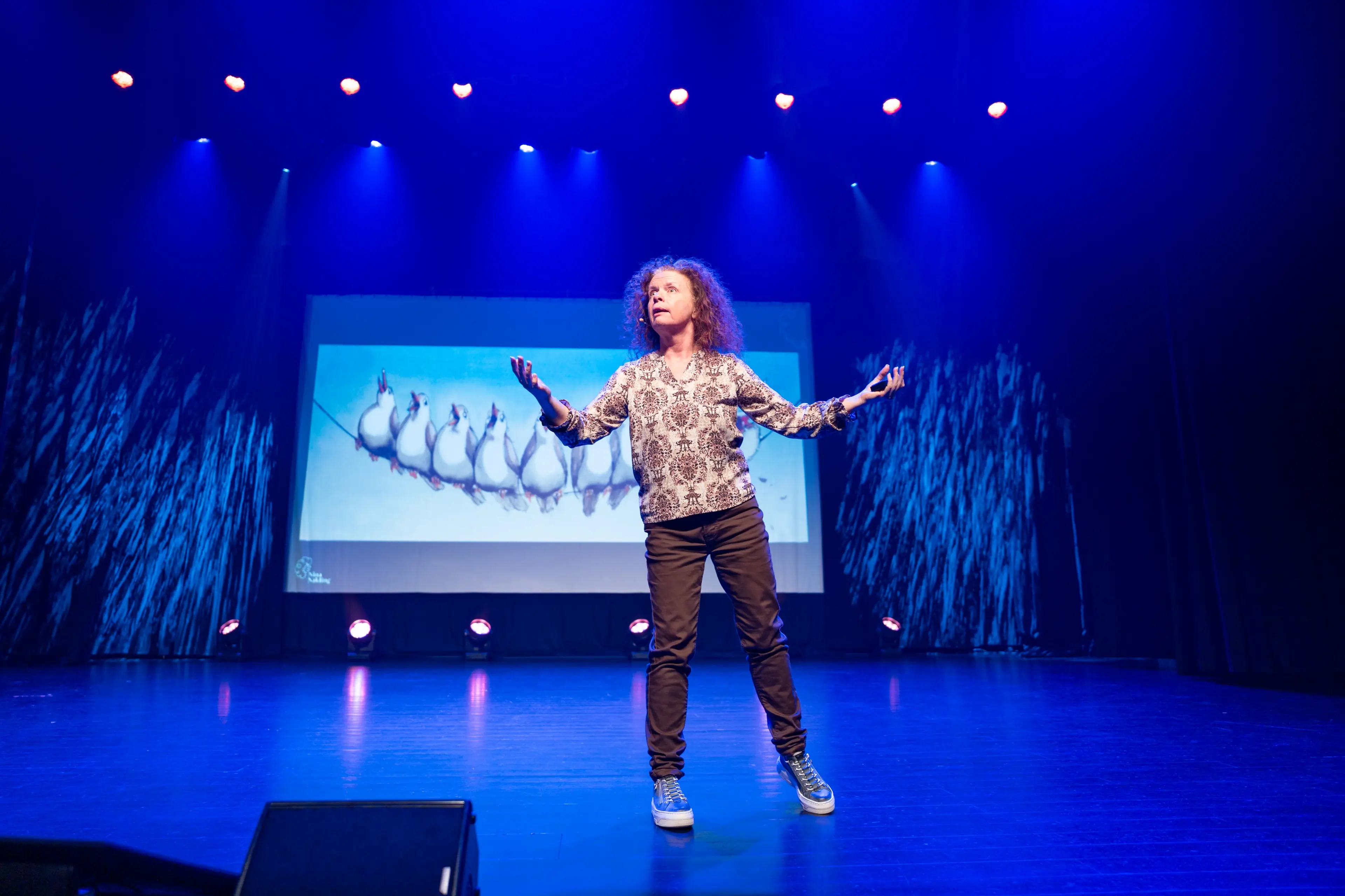 Nina Nakling på scenen under foredrag