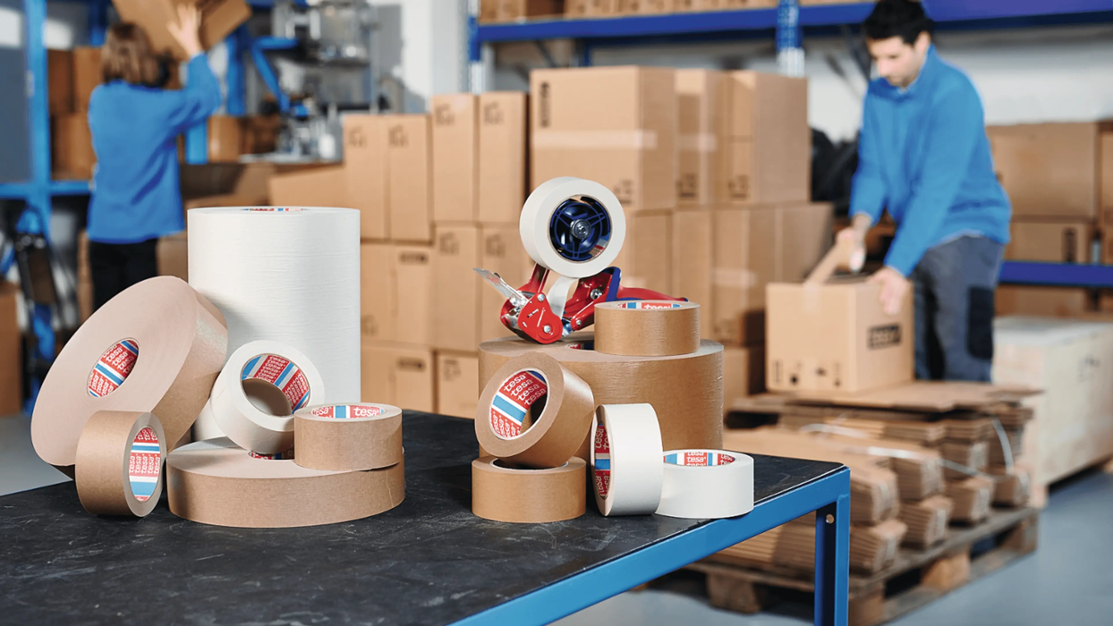 Mann taper igjen pappeske på lager