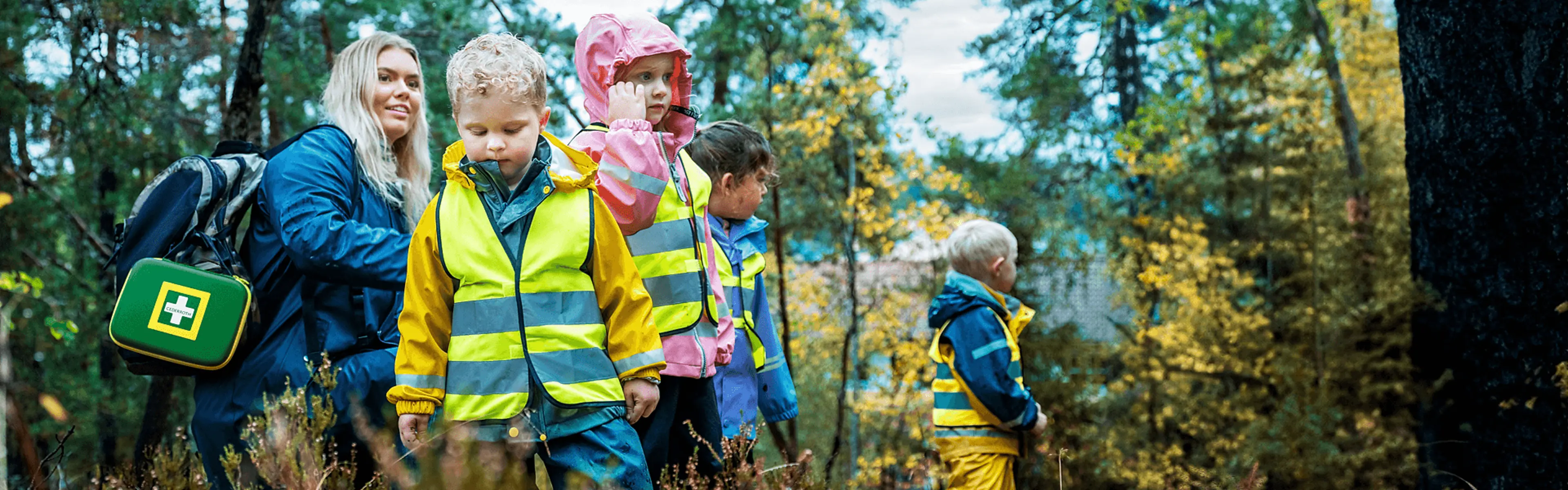 Barnehagebarn på tur i skogen