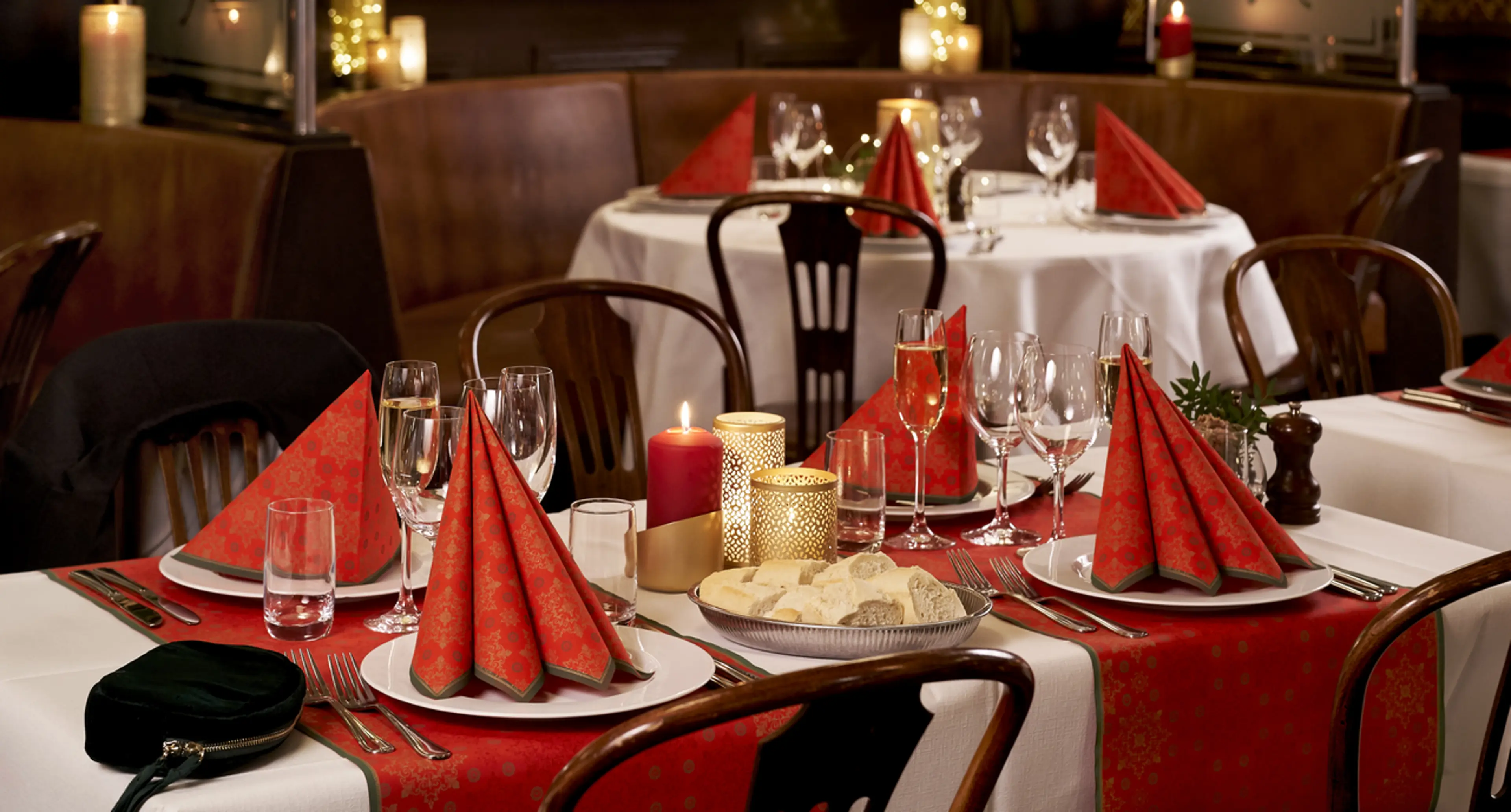 Julebord dekket med stearinlys og duk