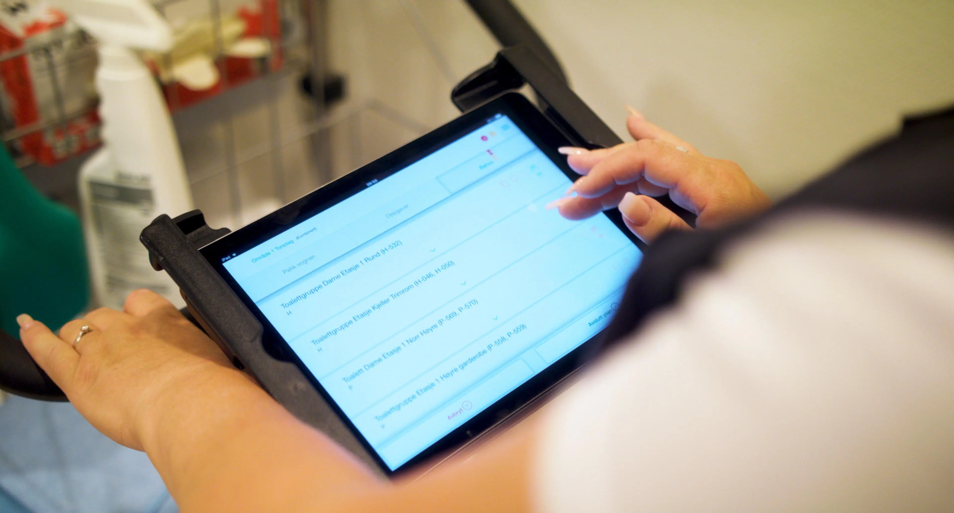 Ansatt trykker på Ipad