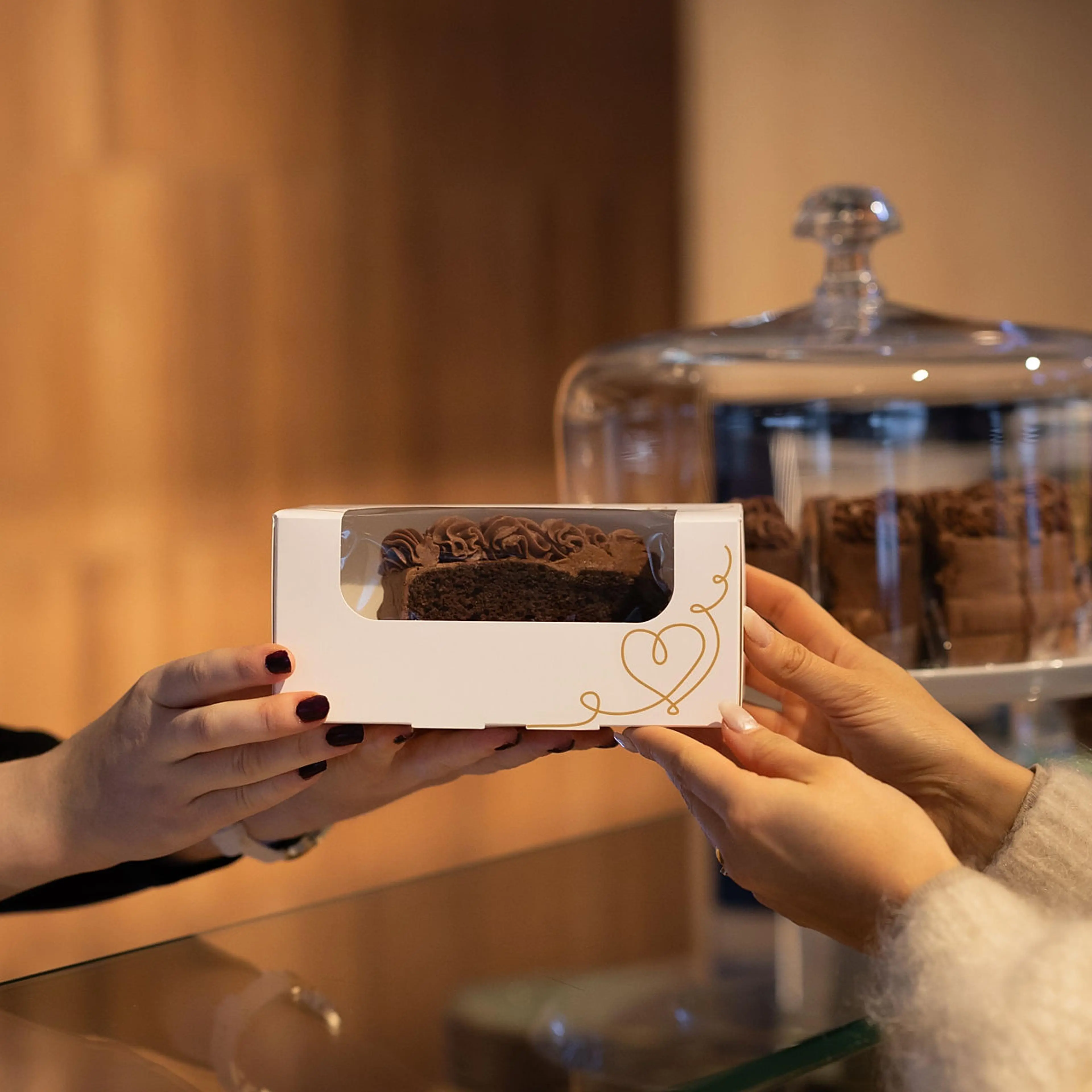 Serverer kake over disk i Stund kakeeske