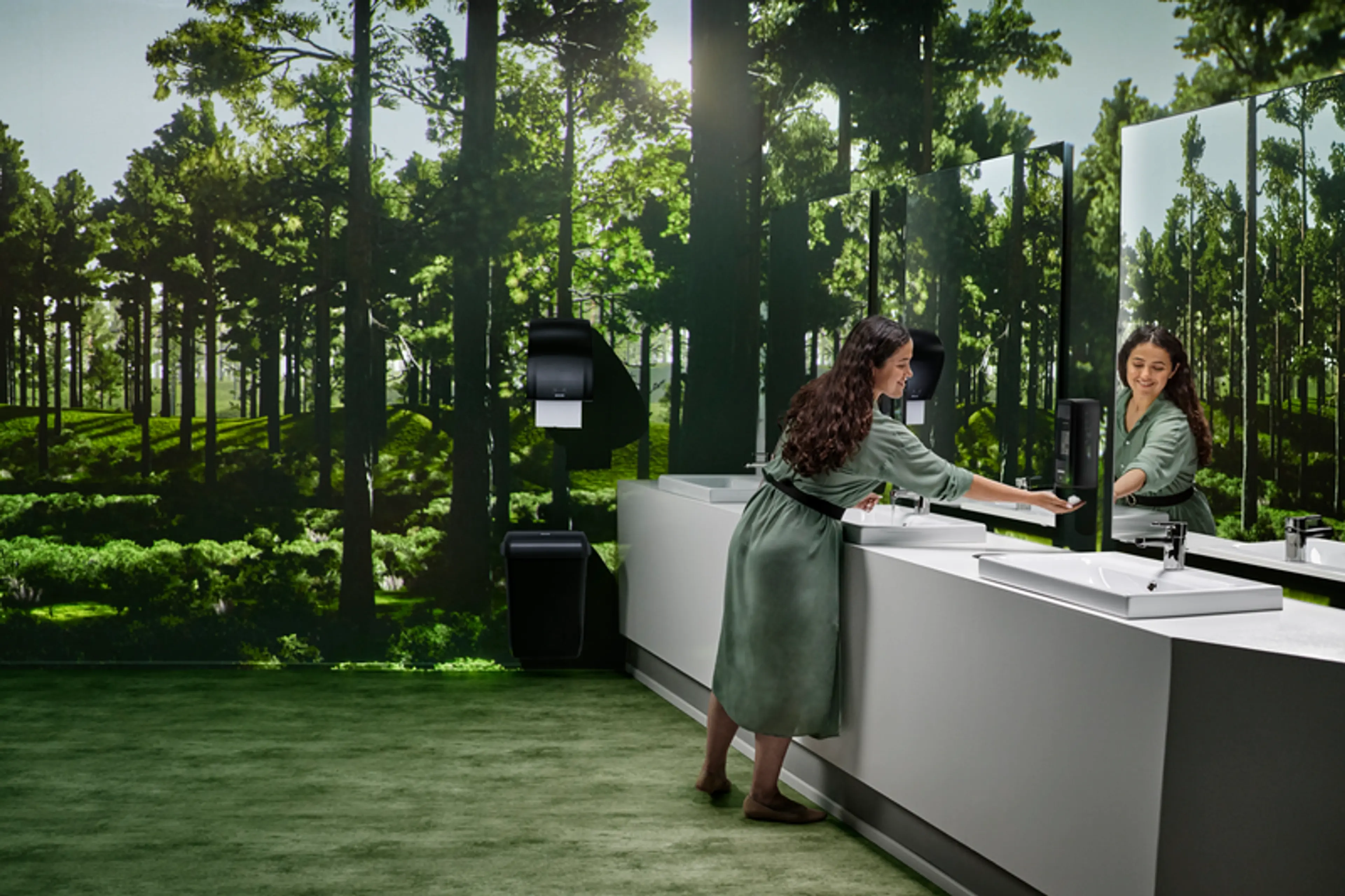 Kvinne som tørker hendene på et toalettrom