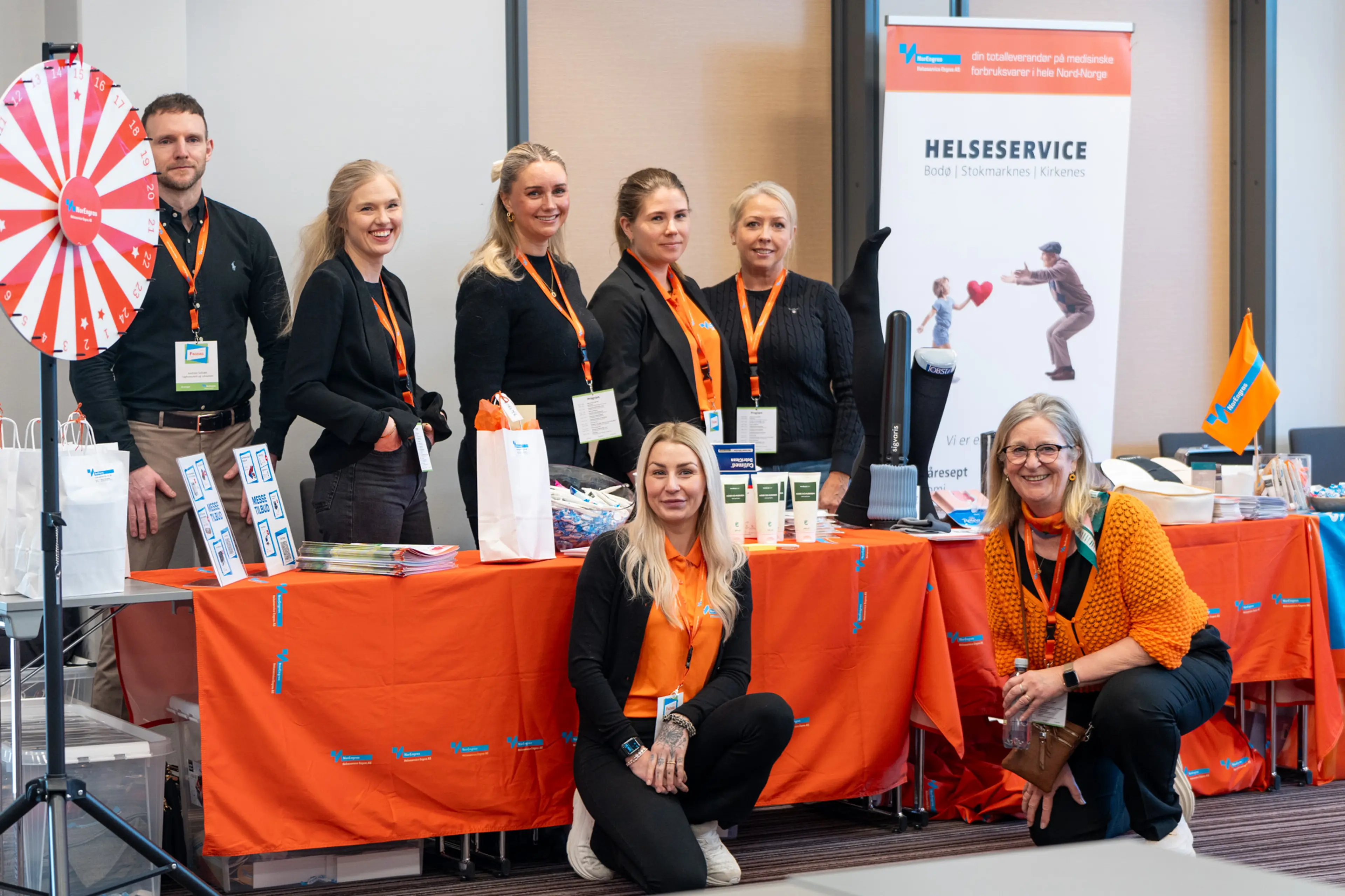 Oransje kledde helseservice medarbeidere på fagdag