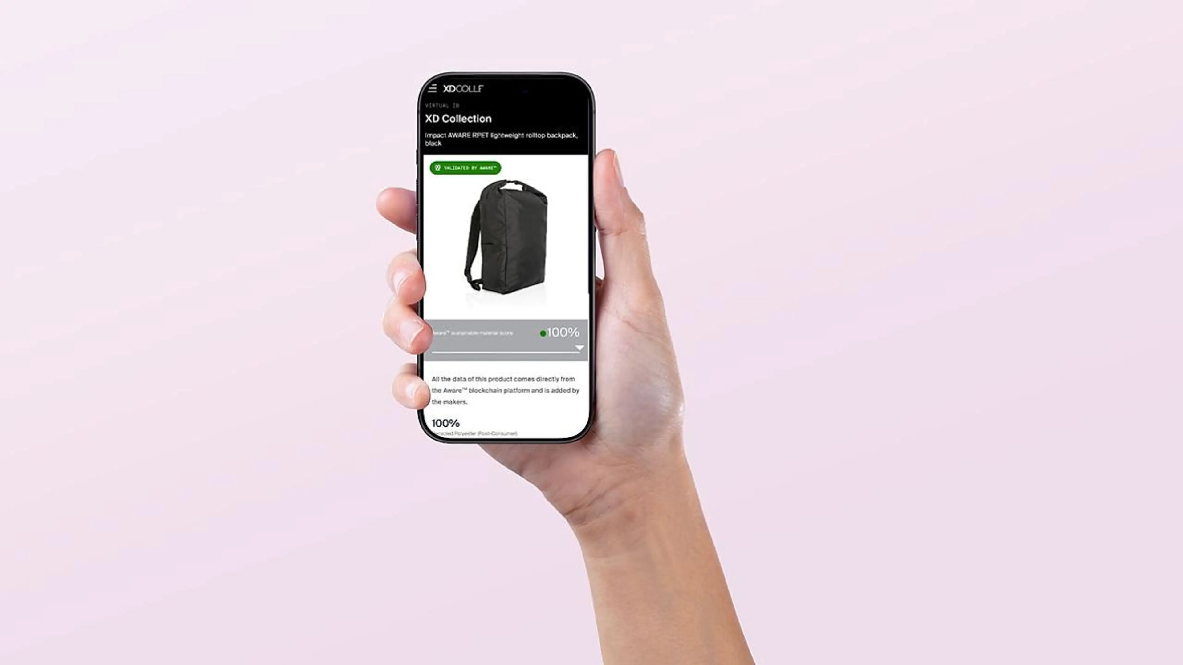 Hånd som holder mobil med digital produktpass
