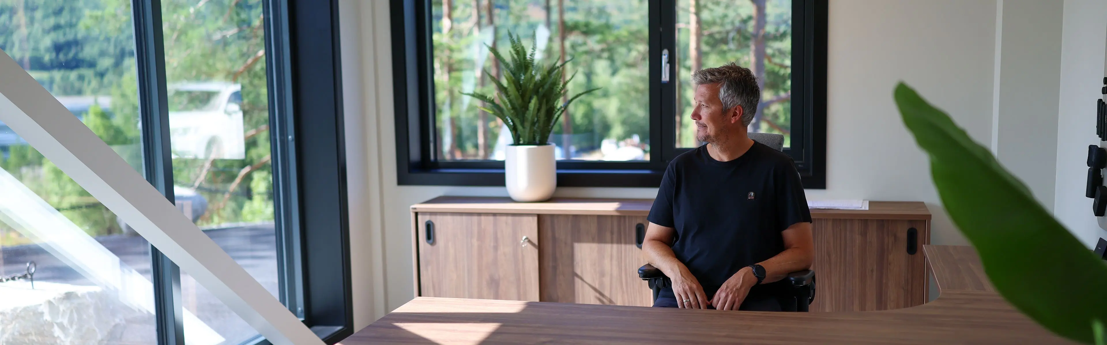 Person sitter ved skrivebord