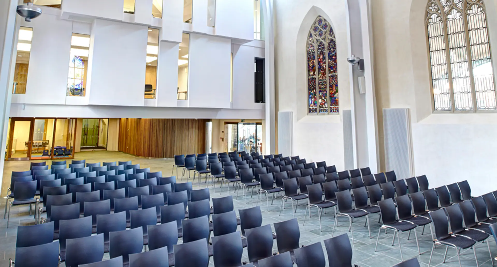 Inne i St.Barnabas krike i Erdington