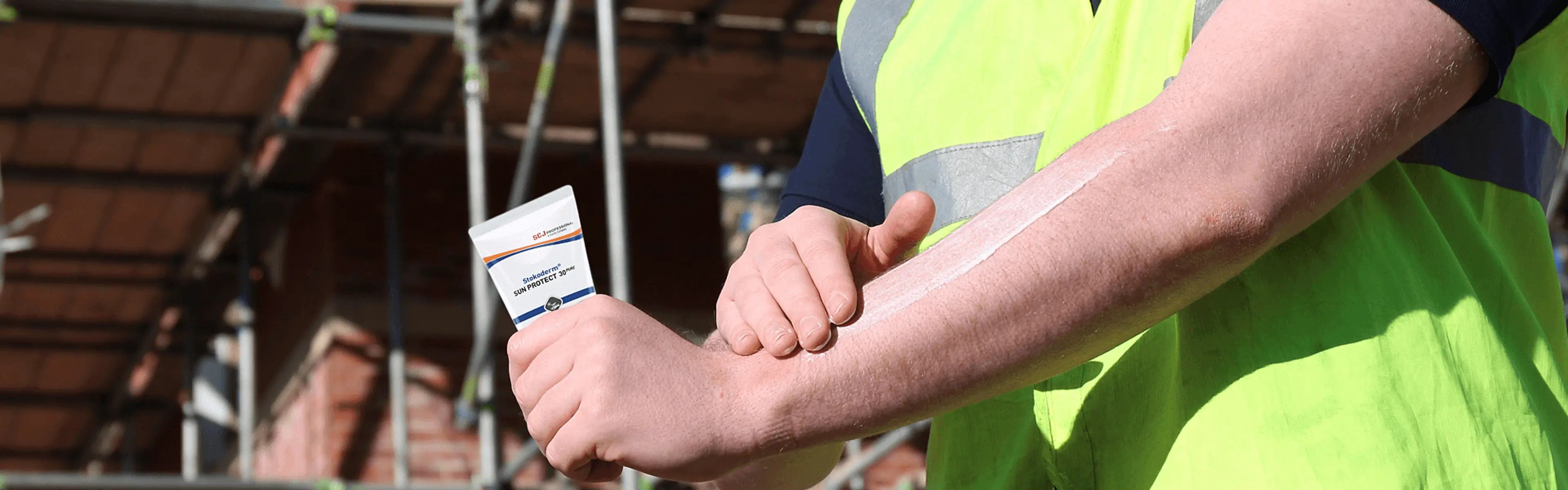 Mann som påfører Stokoderm Solkrem SC Johnson