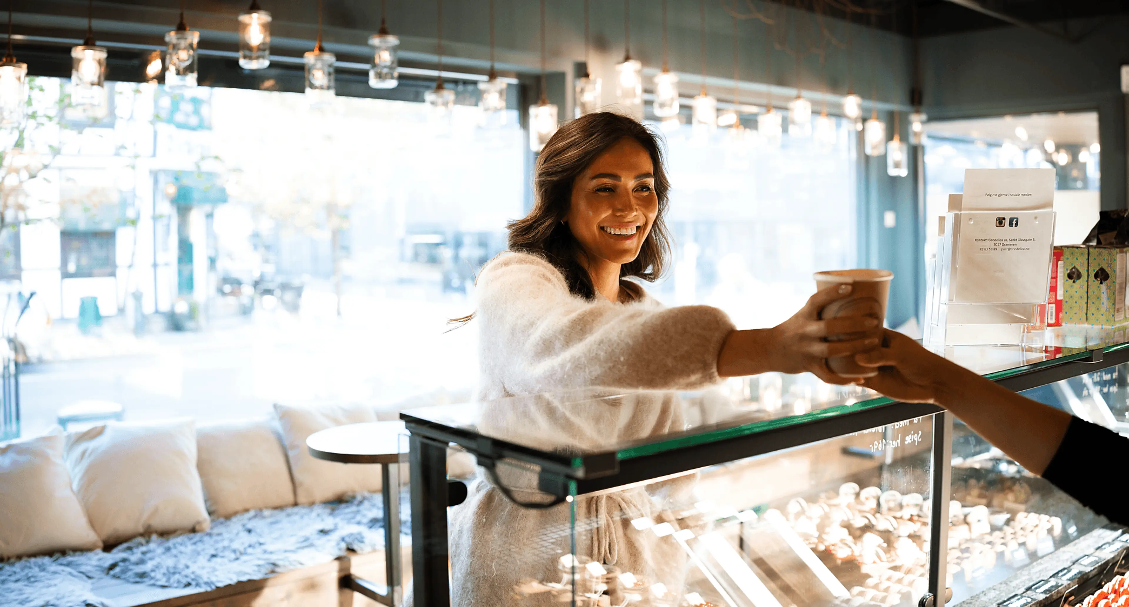 Kvinne som tar med seg en Stund kaffekopp fra kafe
