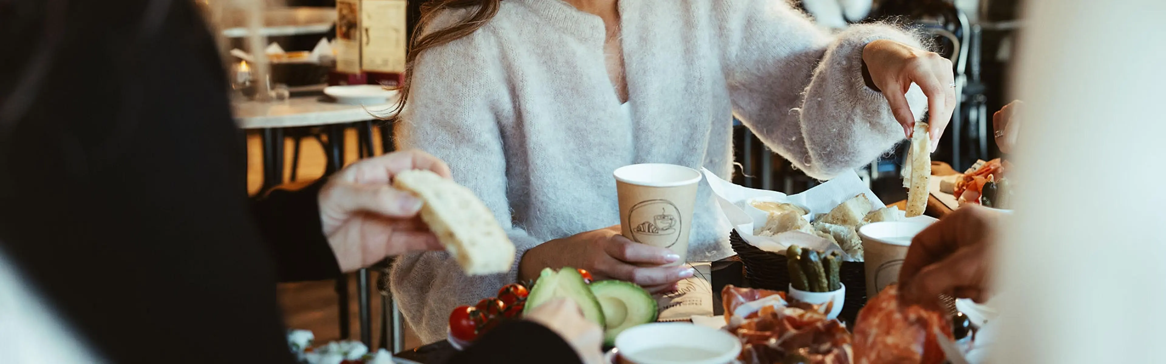 Personer spiser lunsj med Stund kopper og bestikk