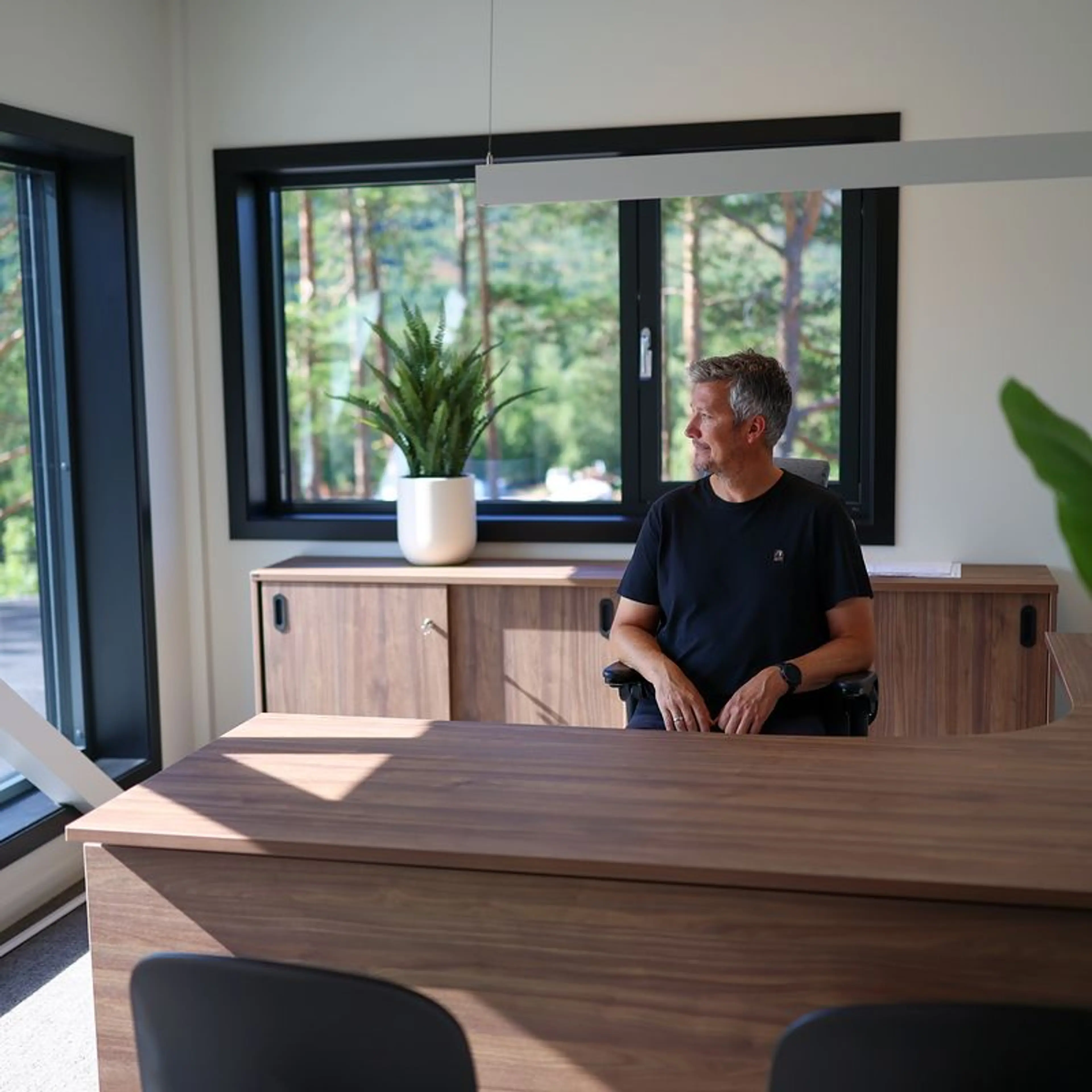 Person sitter ved skrivebord