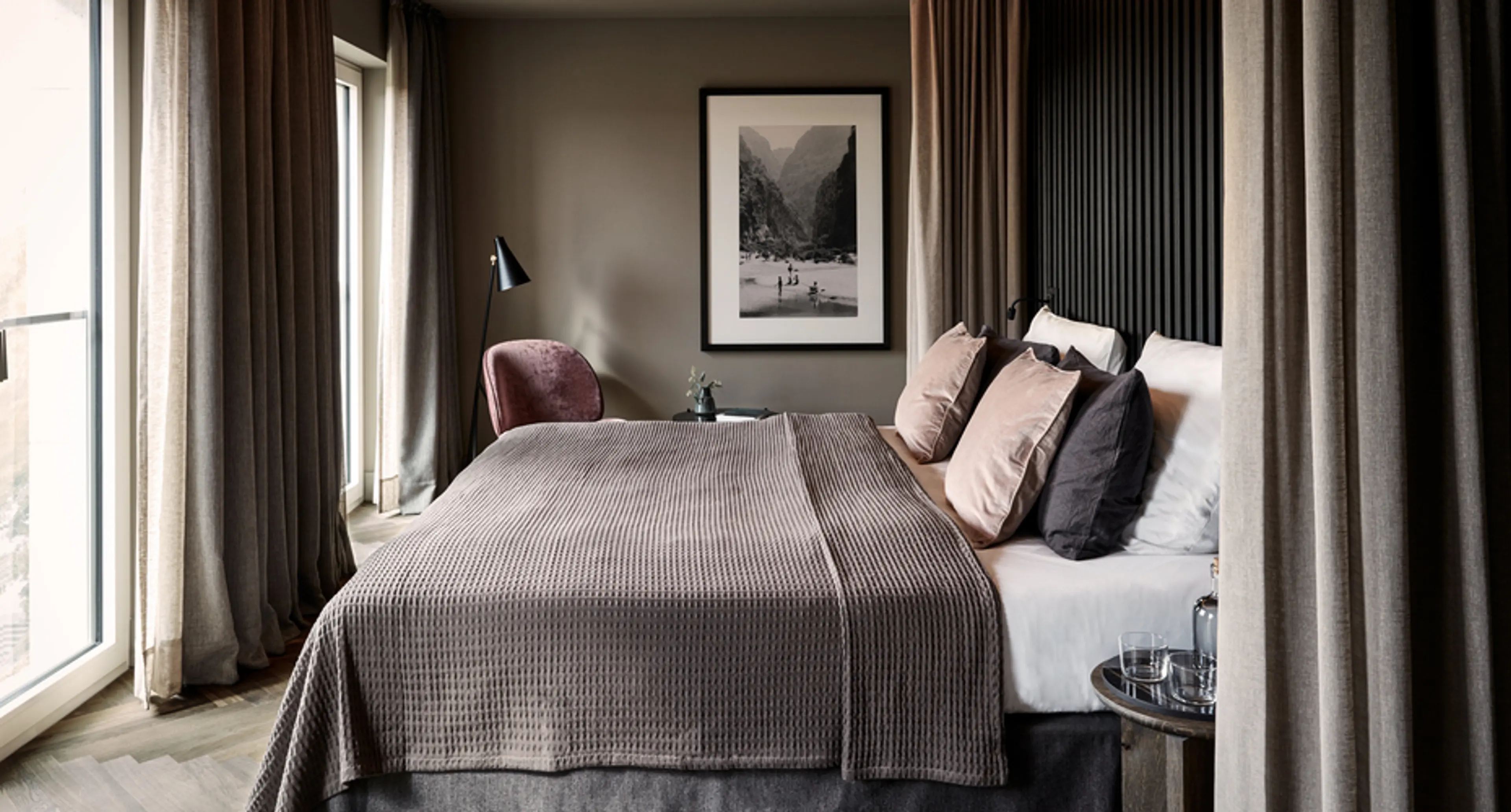 – Generelt sett er gjester opptatt av god søvn, så når hotellrommene skal innredes, må man først og fremst tenke på hvordan gjestene skal få sove best mulig. Da gjelder det å velge behagelige kvalitetssenger og farger som harmonerer, forteller Haraldsen.