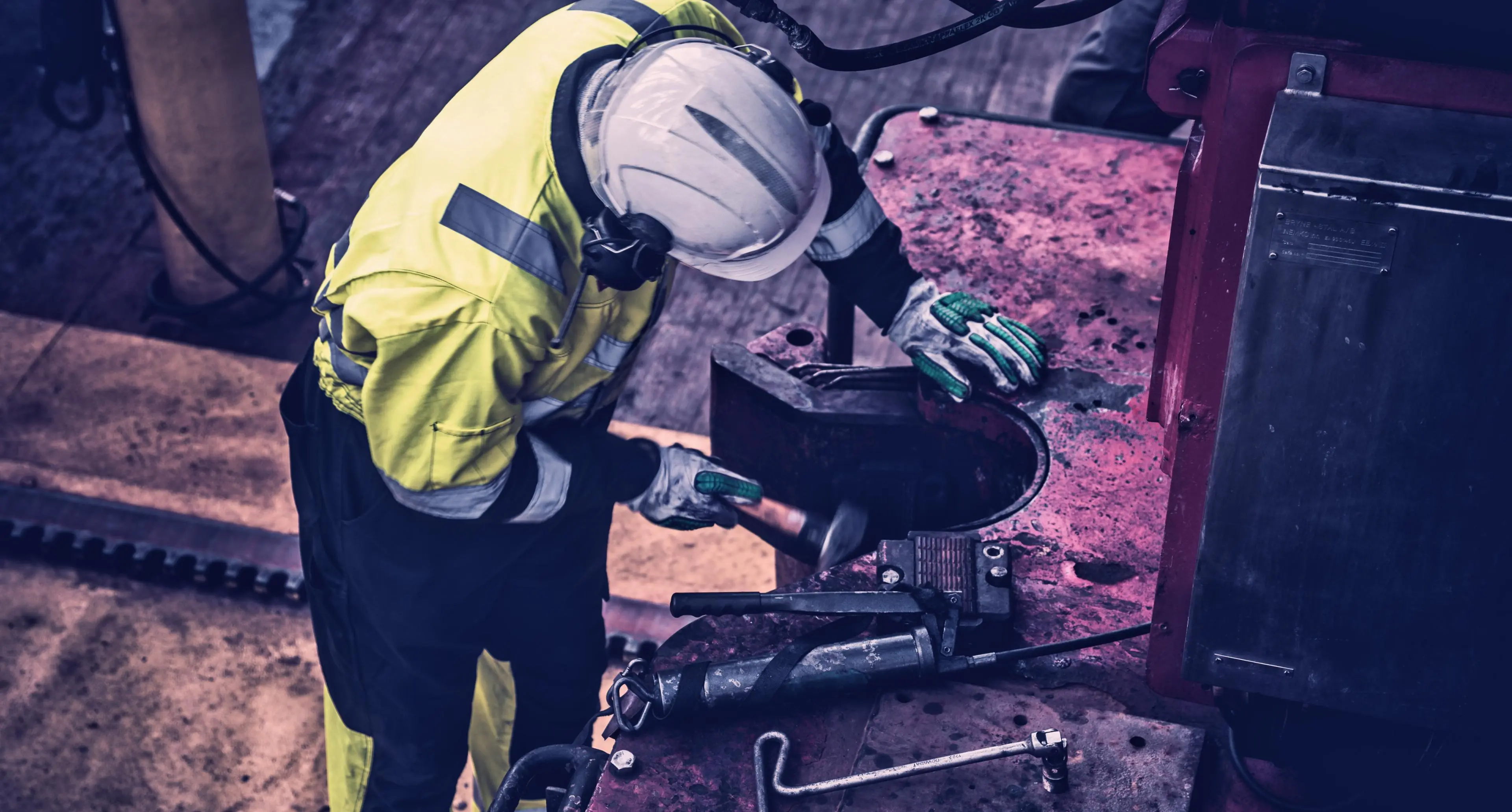 Granberg hansker i industrimiljø