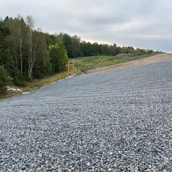 Deponisluttning täckt med krossat stenmaterial