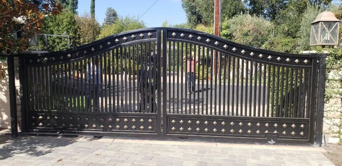 Expert Driveway Gate Installation Near Me: Finding the Best Fence Contractor in Los Angeles