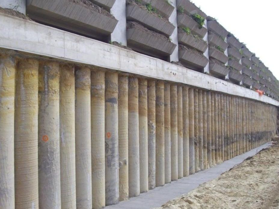 Exposed contiguous bored pile wall supporting the ground along an excavation