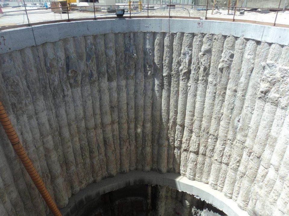 Circular shaft lined with an interlocking secant pile wall
