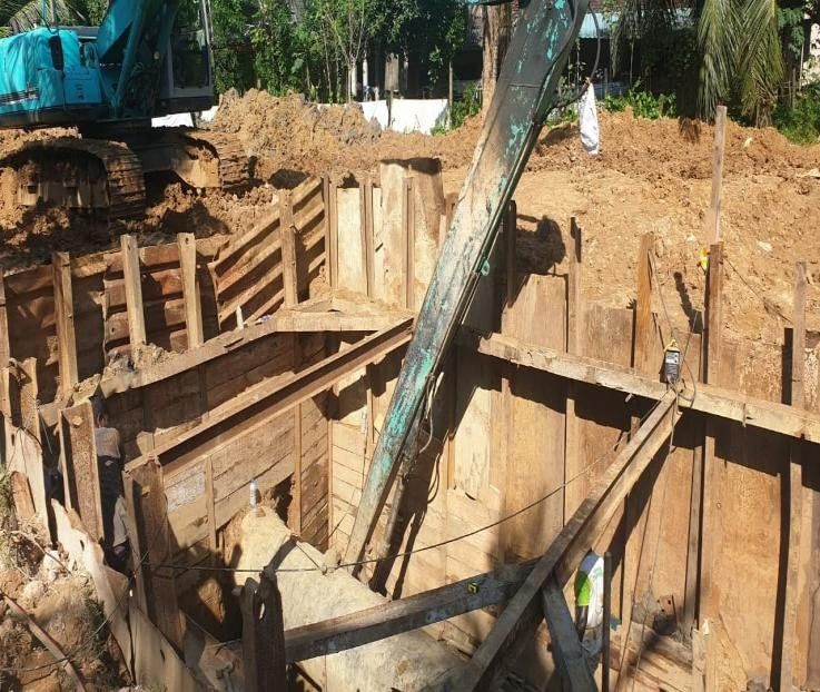 Excavation supported by H-iron beams and timber boards with internal struts