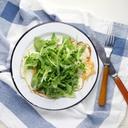 Salat av ruccola på kjøkkenhåndkle