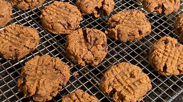 Vegan Peanut Butter Chocolate Chunk Cookies