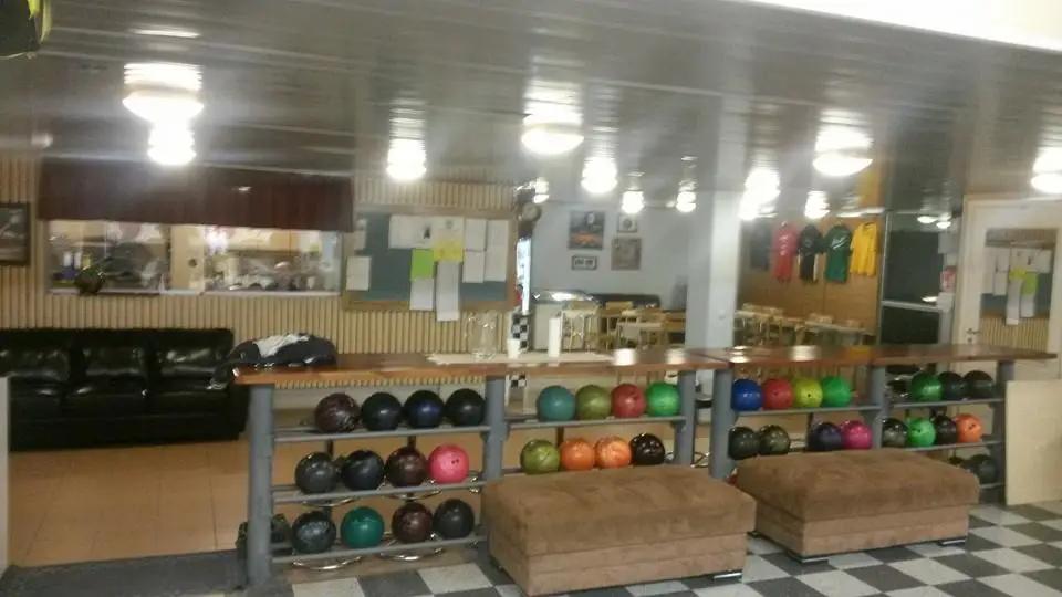 Bowlinghallens aula: hyrklot i ställen och kaféets disk