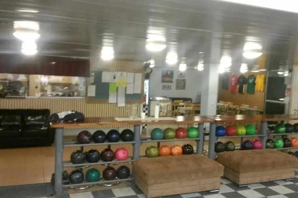 Bowlinghallens aula: hyrklot i ställen och kaféets disk