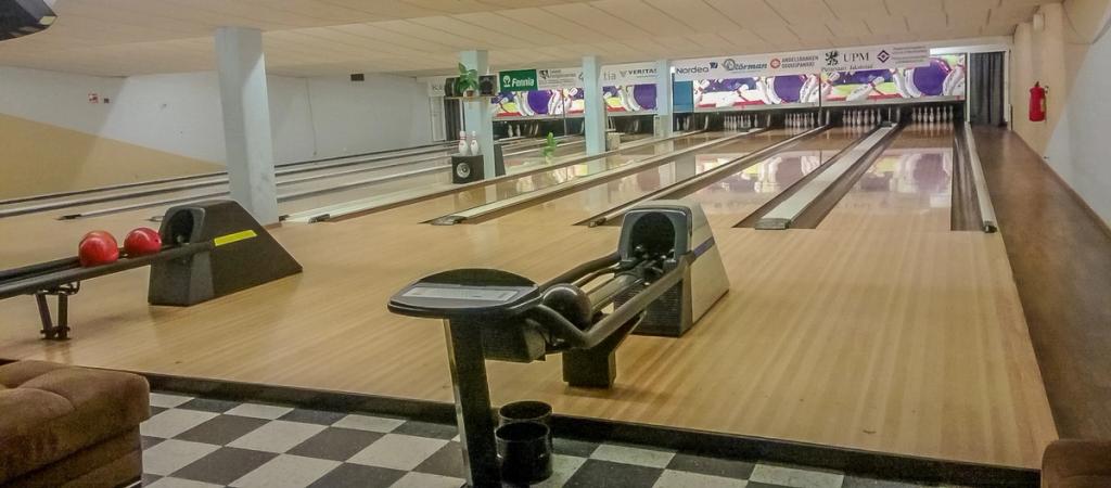 Bowlinghallens banor och klotreturer, käglorna och målningen i bortre änden