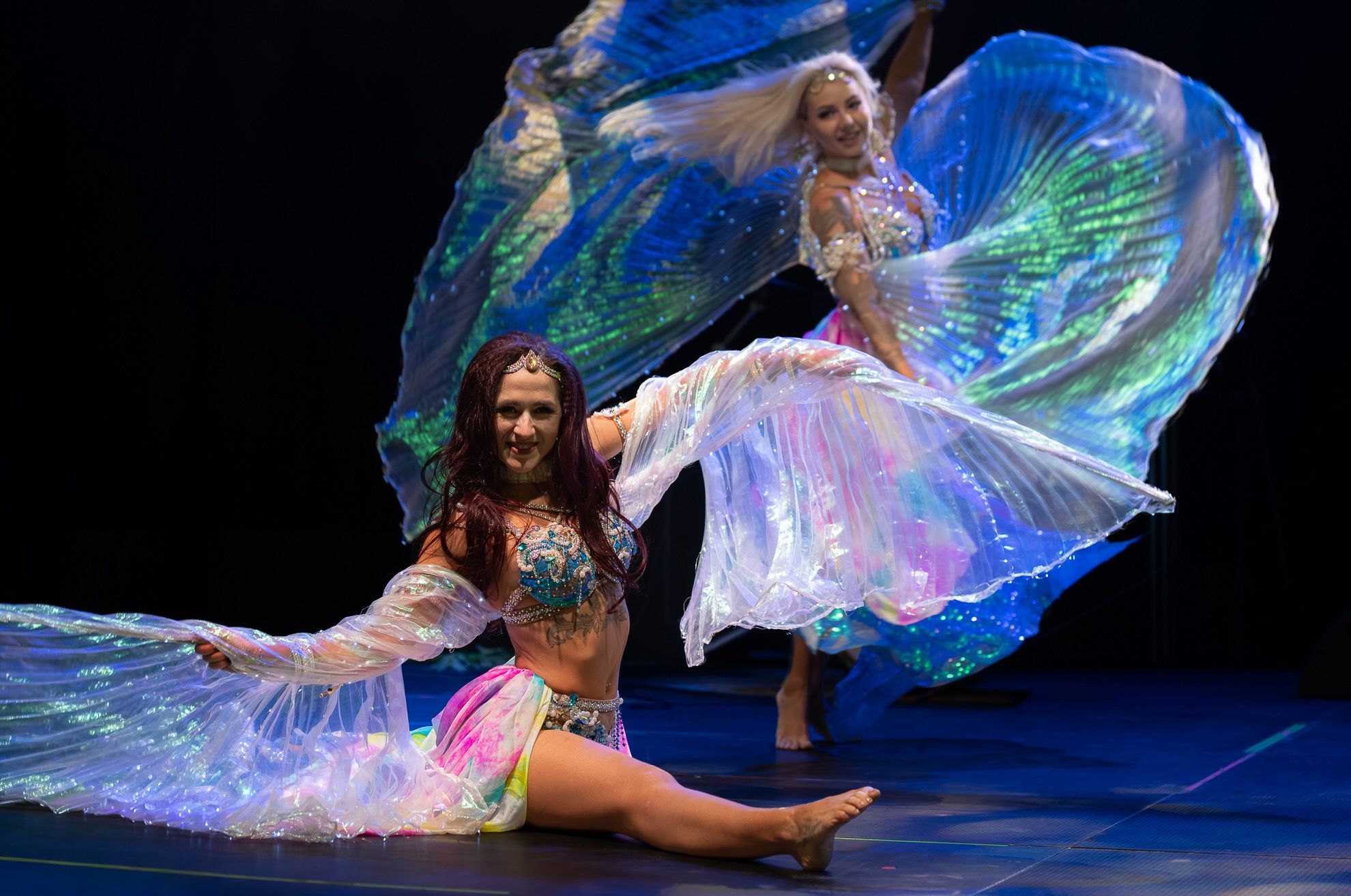 Duet Wahatan ze skrzydłami Izydy na scenie — Kinga klęczy, Yanizeh tańczy za nią