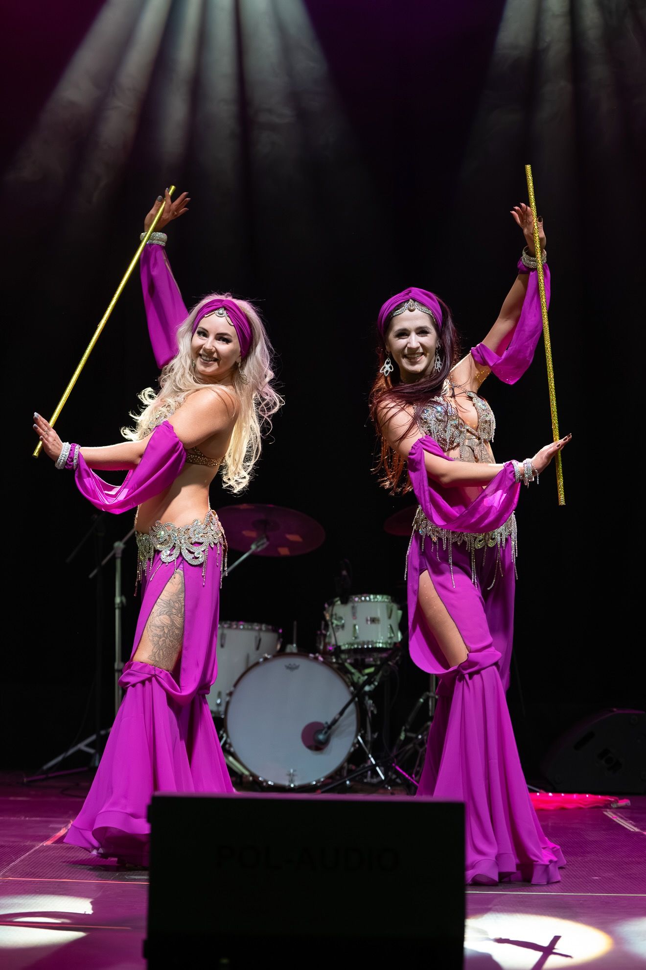 Taniec Saidi z laskami duetu Wahatan w fuksjowych kostiumach na scenie z perkusją