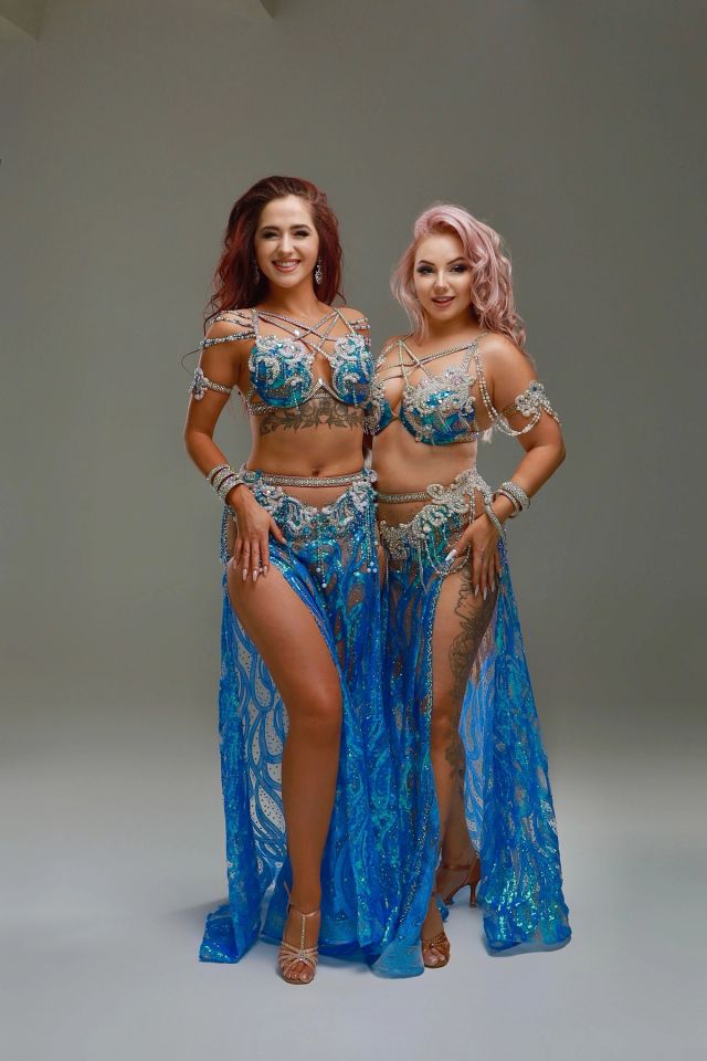 Profesjonalny duet bellydance Wahatan w turkusowych kostiumach z kryształami