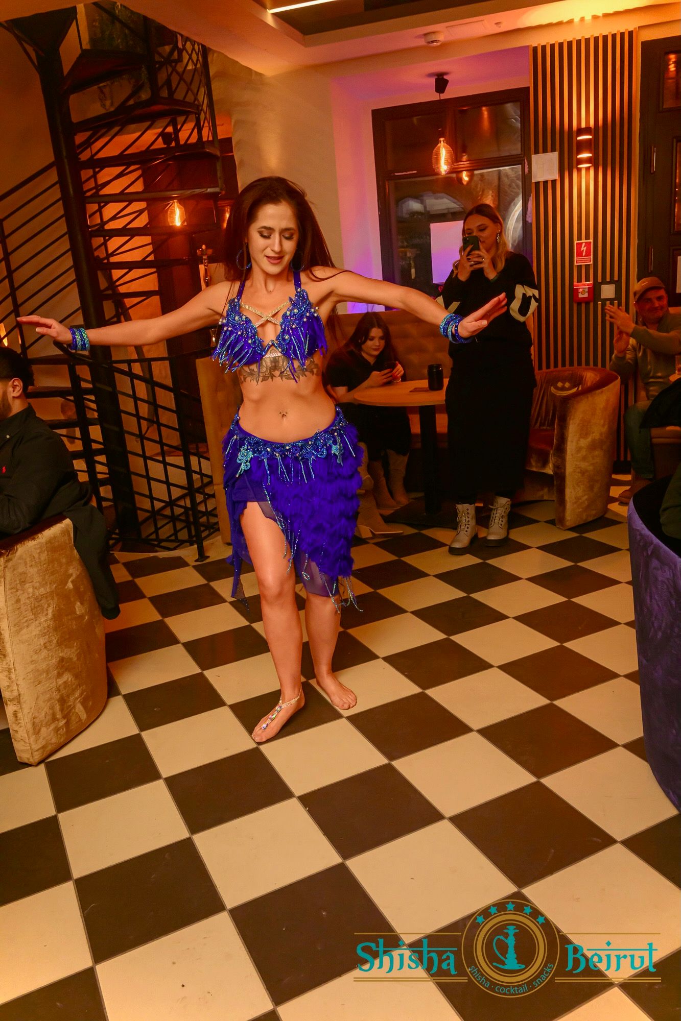 Kinga z duetu Wahatan tańczy solo w niebieskim kostiumie bellydance w restauracji