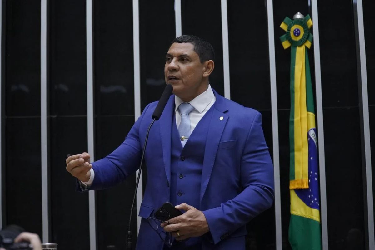 Coronel Ulysses no plenário discursando sobre projeto de lei