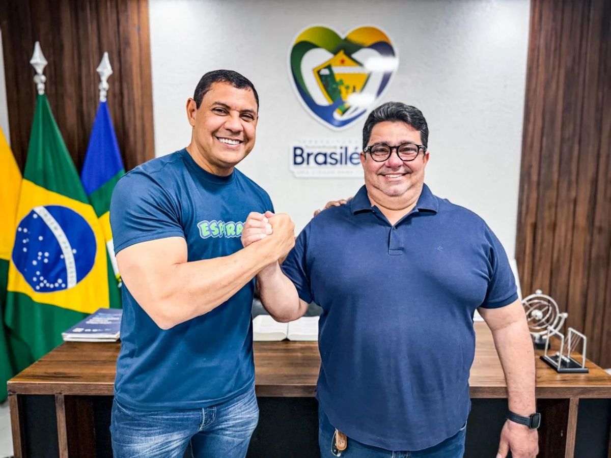 Coronel Ulysses ao lado de profissional da saúde em Brasiléia