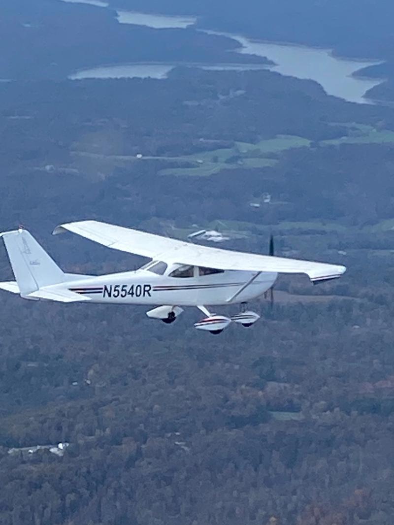 Cessna Skyhawk N5540R flying.