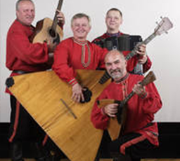 Die Baikal-Kosaken mit Balalaika und Akkordeon