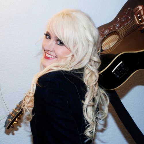 Sängerin Jennifer Budek mit Gitarre