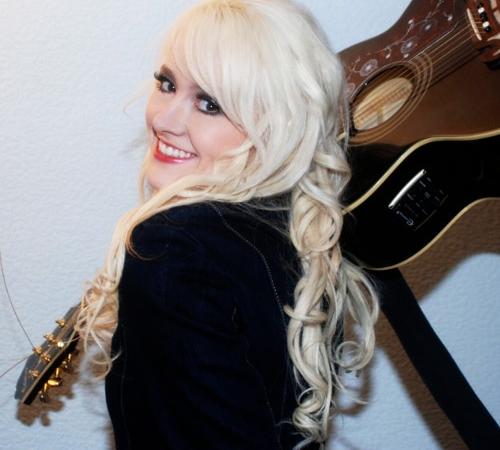 Sängerin Jennifer Budek mit Gitarre