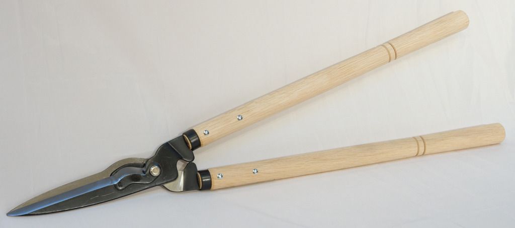 hedge shears with branch cutter
