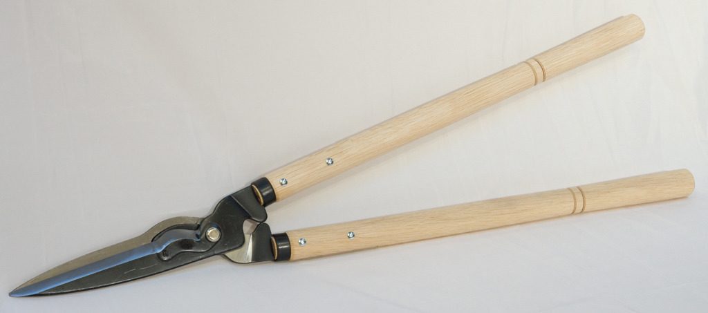 hedge shears with branch cutter