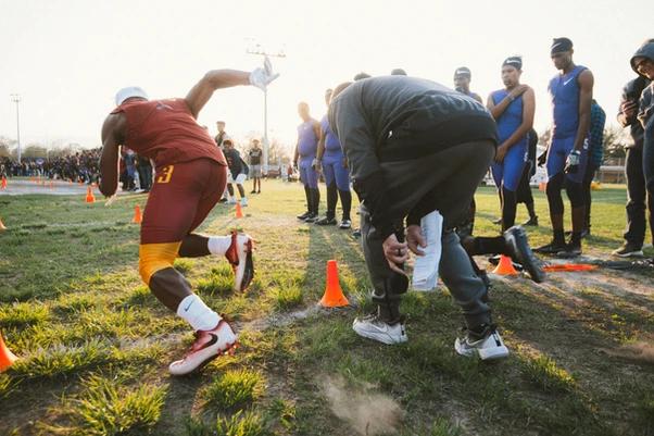 football player running the 40 yard dash at the Niké SB 51 event