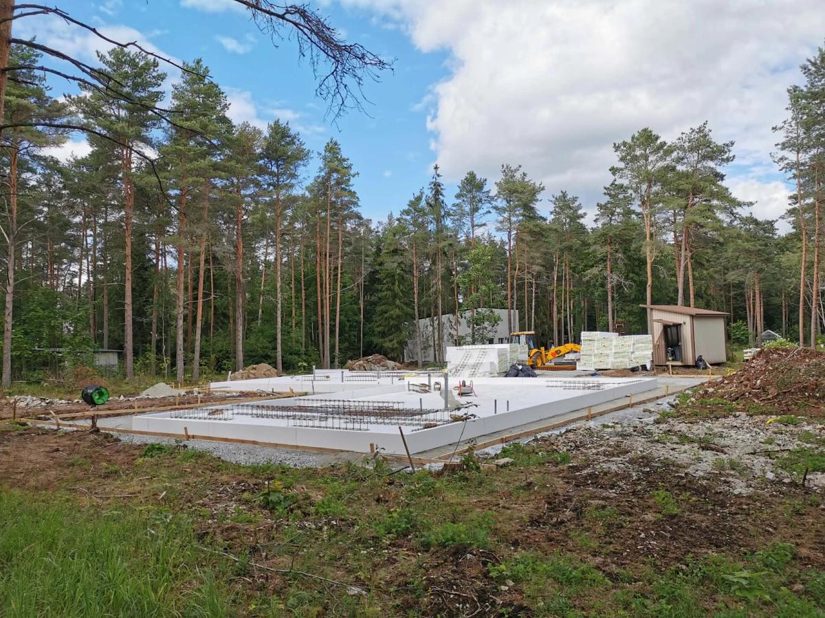 Valmiv vundament metsaäärsel ehitusobjektil