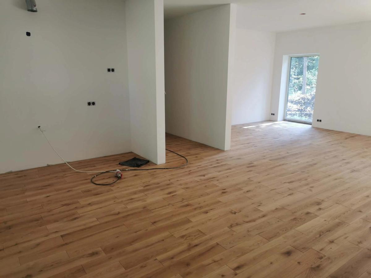 Valmimisjärgus siseruum paigaldatud puitpõrandaga