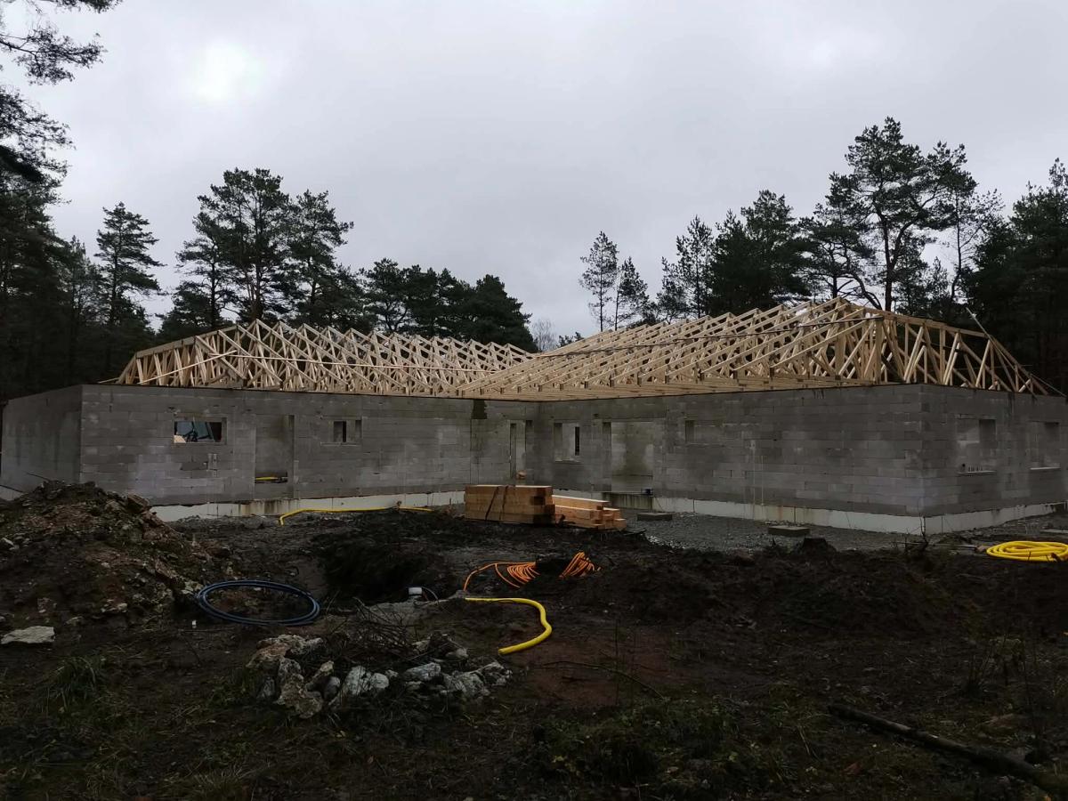 Ehituse vaade kandeseinte valmimise etapis