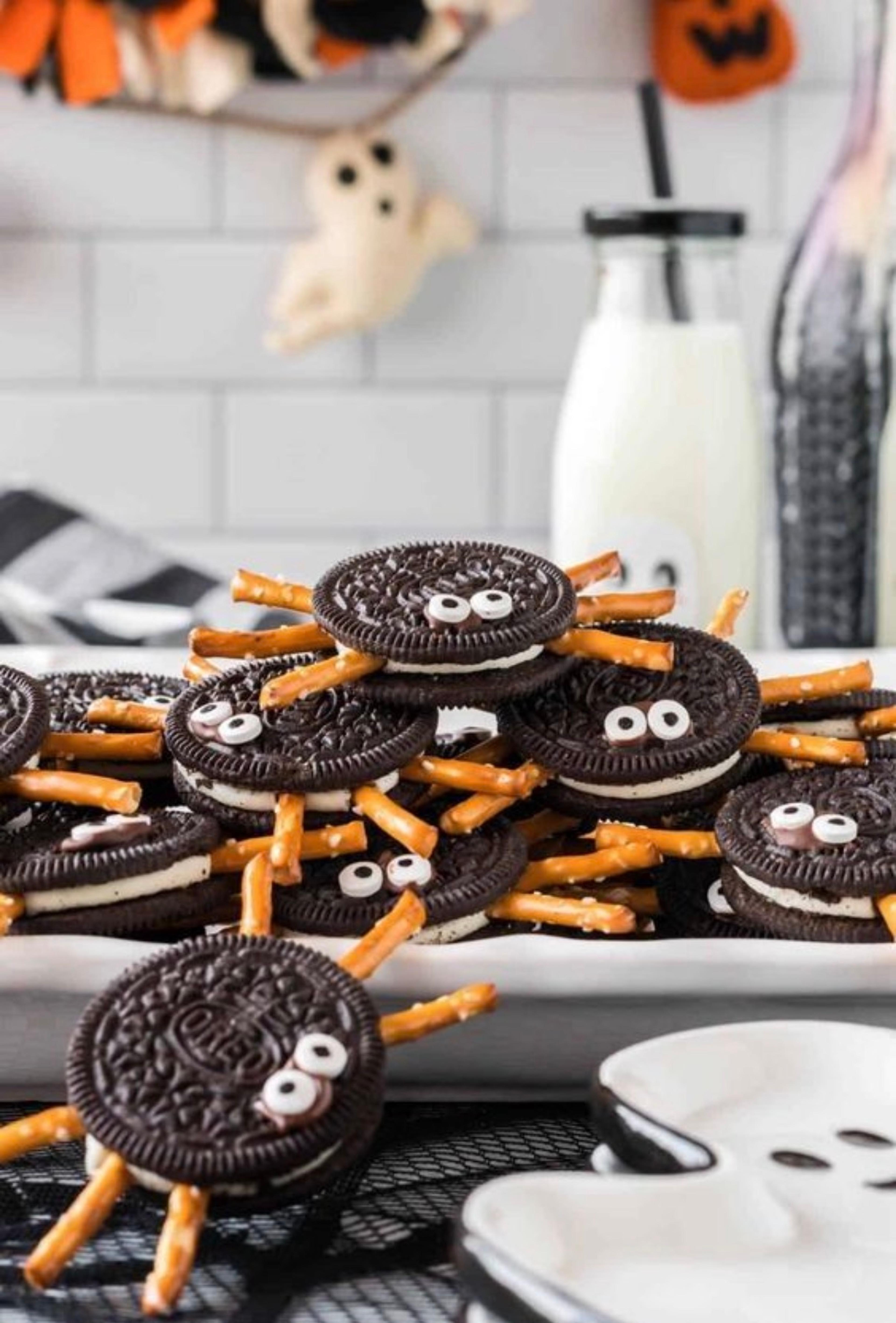 oreo spider craft for Halloween on table