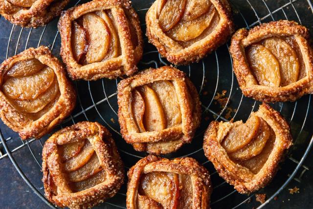 apple brown butter cookies in rows