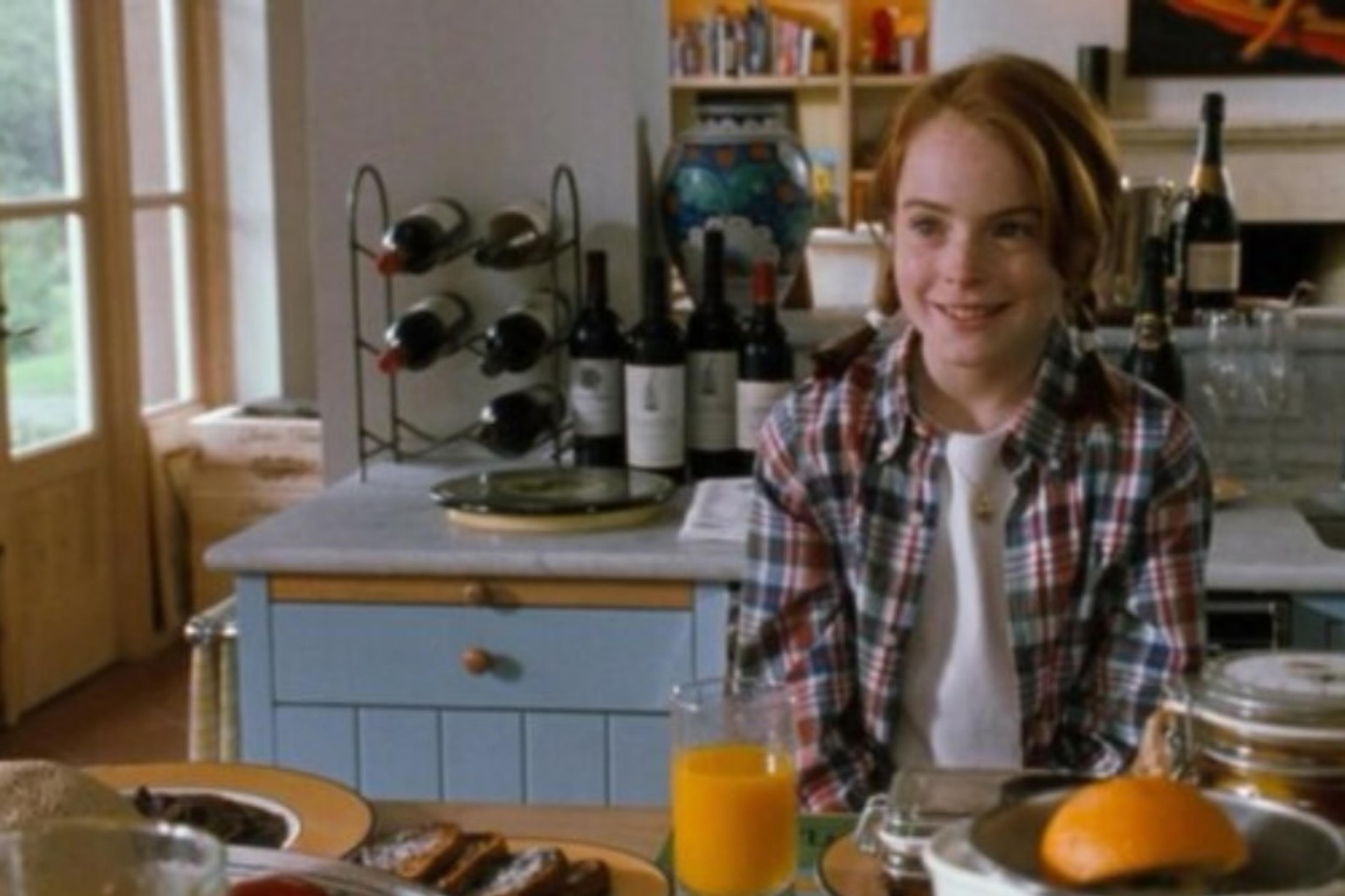 Lindsay Lohan in Califrornia kitchen in Nancy Meyer's 1998 Parent Trap film 