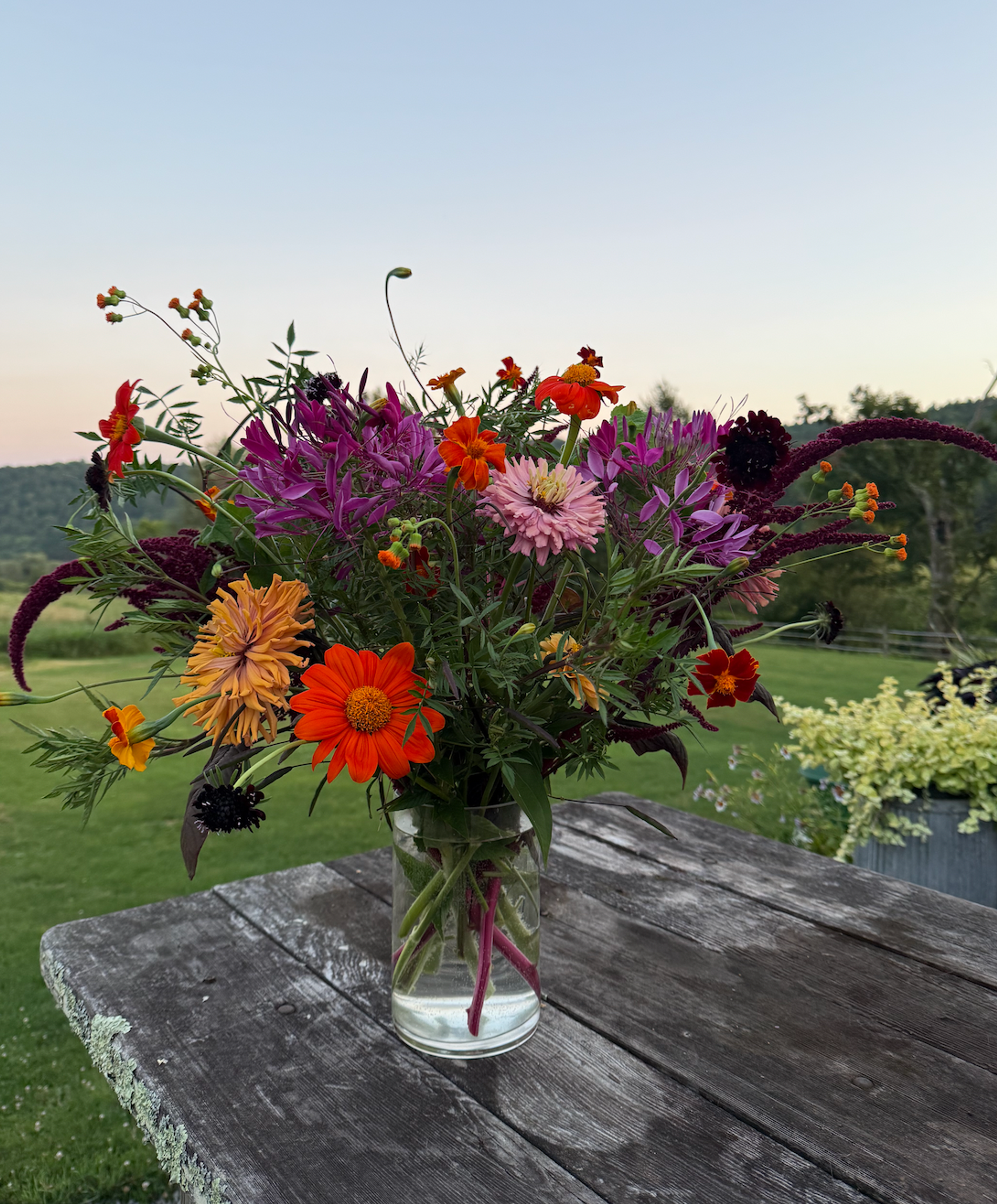 How to Make a Garden-Inspired Flower Arrangement
