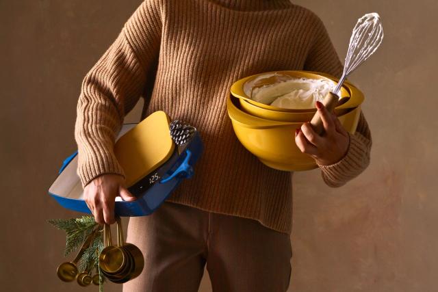 expert-approved baking gifts like cake stand, bowls, etc